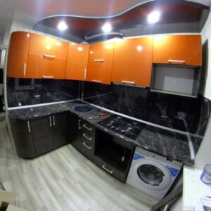Фото Яркая компактная кухня с гнутыми дверцами