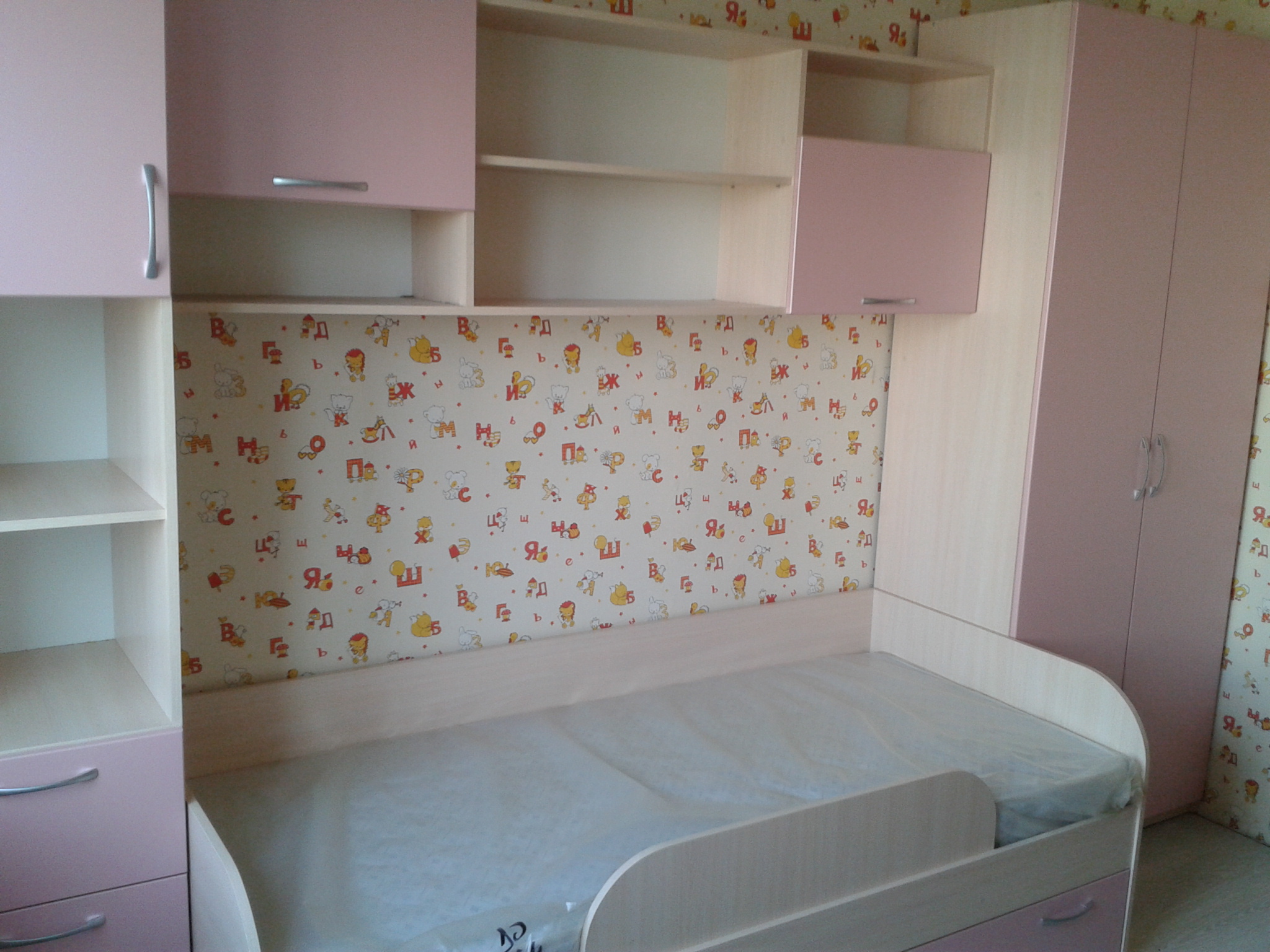 Фото Мебель в детскую: кровать, шкафчики