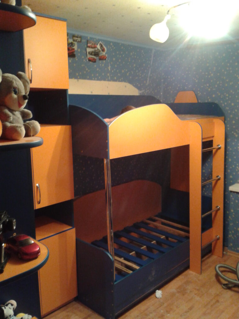 Детская мебель: двухъярусная кровать, шкаф