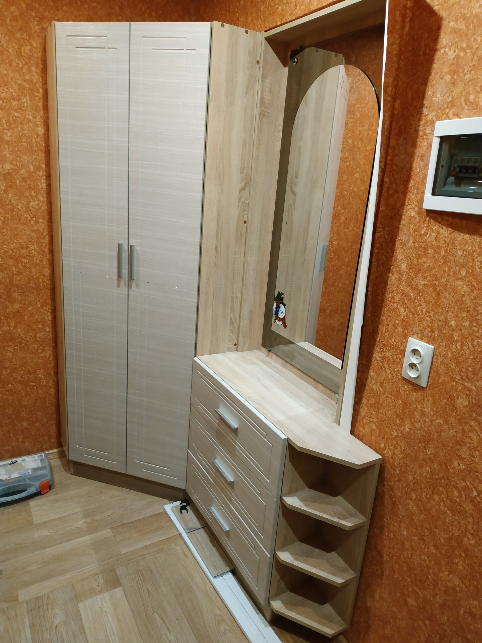 Фото Мебель в прихожую: шкаф и комод с зеркалом