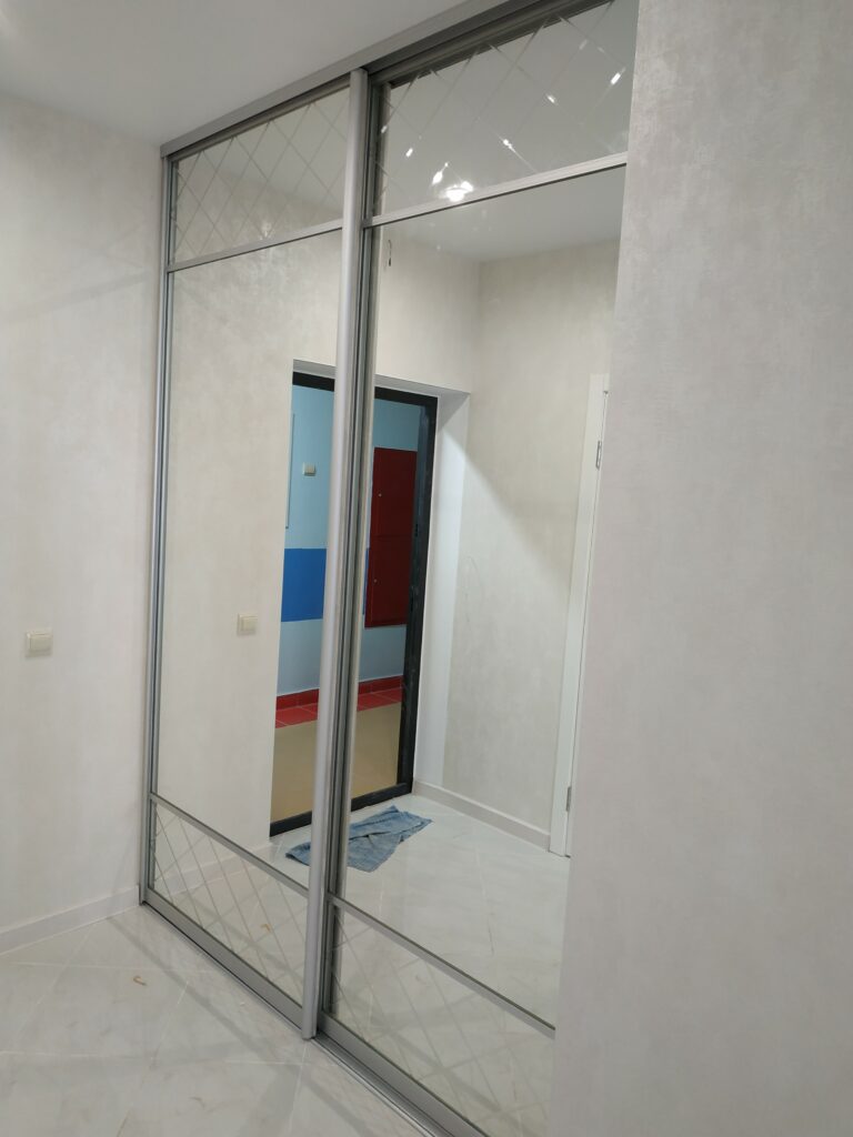 Встроенный шкаф-купе с зеркальными створками