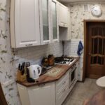 Фото Белая кухня со встроенным подоконником