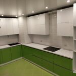 Фото Кухня без ручек с глянцевым зелёным и белым цветом