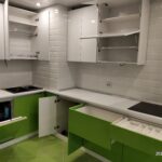 Фото Кухня без ручек с глянцевым зелёным и белым цветом