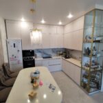 Фото Кухня в крашеном МДФ со стеклянной витриной и подсветкой