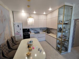Фото Кухня в крашеном МДФ со стеклянной витриной и подсветкой