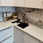 Фото Кухня в крашеном МДФ со стеклянной витриной и подсветкой