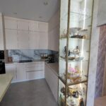 Фото Кухня в крашеном МДФ со стеклянной витриной и подсветкой