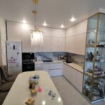 Фото Кухня в крашеном МДФ со стеклянной витриной и подсветкой