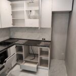 Фото Кухня в серо-белый тонах с черной gola ручкой и барной стойкой
