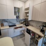 Фото Кухня в крашеном МДФ со стеклянной витриной и подсветкой